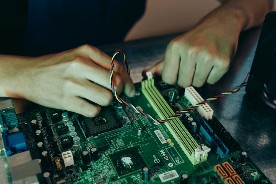 停电后的楼道，手机灯亮起